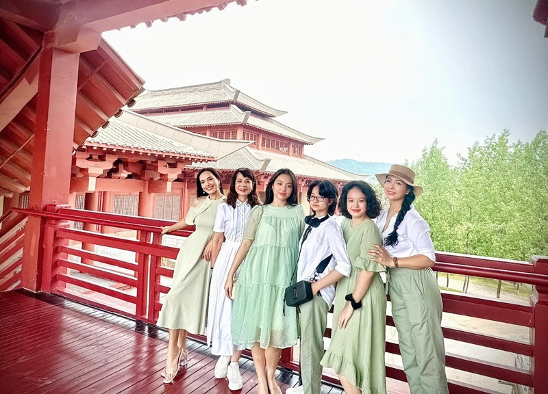 Cặp người mẫu song sinh còn thường xuyên dẫn mẹ đi du lịch.