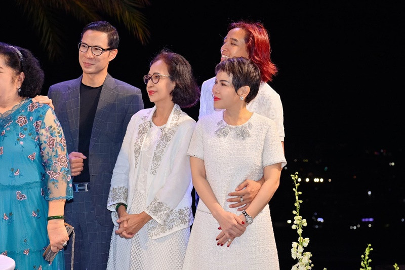 Vợ chồng Việt Hương thoải mái thể hiện tình cảm dành cho nhau khi tham gia các sự kiện.