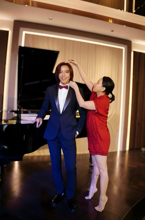 Ở Việt Nam, Hoài Phương hỗ trợ Việt Hương quản lý việc kinh doanh, đồng thời điều hành công việc ở Mỹ từ xa.