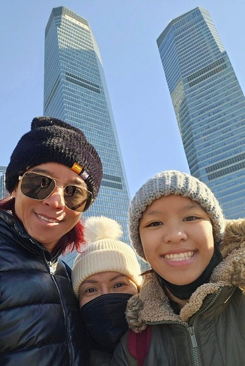 Cặp đôi thi thoảng đưa con gái đi du lịch.