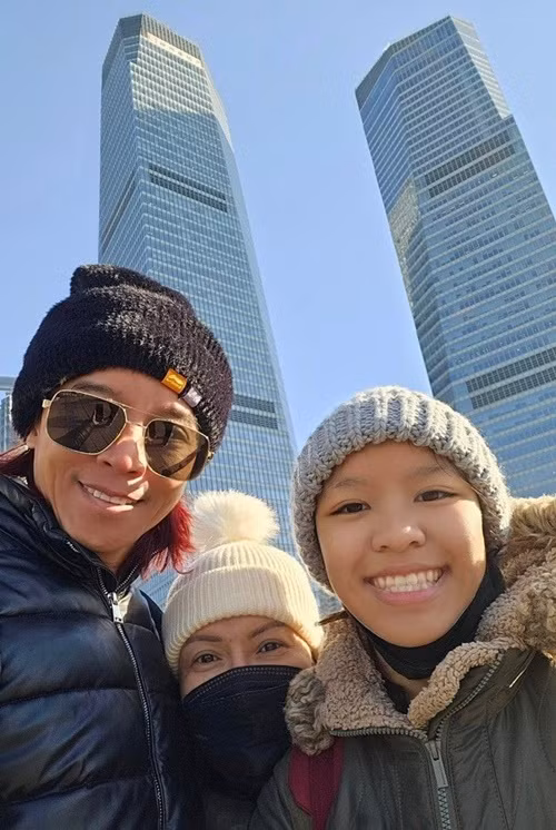 Cặp đôi thi thoảng đưa con gái đi du lịch.