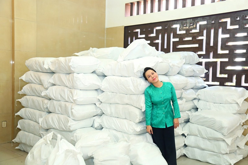 Việt Hương vẫn tích cực làm từ thiện.