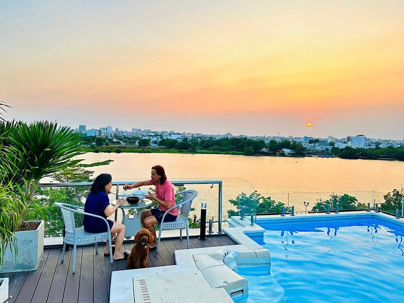 Dù bận cỡ nào, Việt Hương cũng cố gắng về ăn cơm với chồng con.