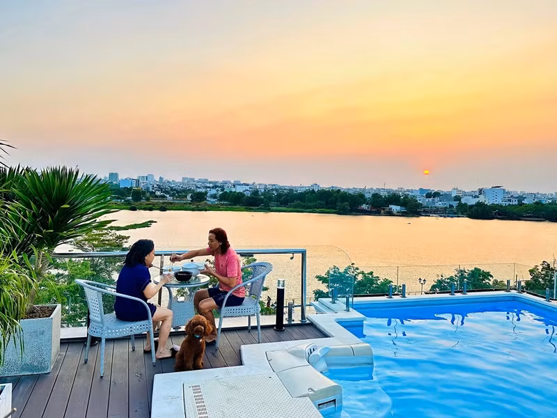 Dù bận cỡ nào, Việt Hương cũng cố gắng về ăn cơm với chồng con.