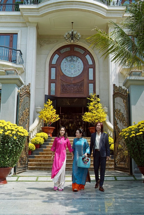 Việt Hương chia sẻ trên Znews, sở dĩ chồng cô cuối cùng đồng ý vì phải chứng kiến nhiều mất mát.