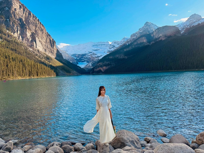 Gia đình Lý Hải may mắn khi đến Banff vào những ngày hè nhưng tuyết vẫn còn trên những đỉnh núi.