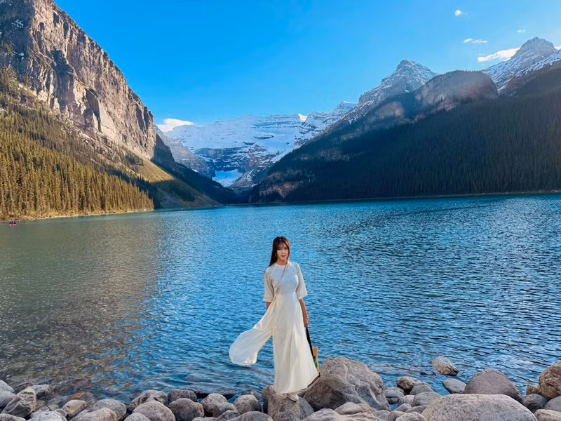 Gia đình Lý Hải may mắn khi đến Banff vào những ngày hè nhưng tuyết vẫn còn trên những đỉnh núi.