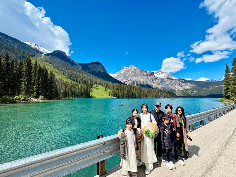 Hai con gái của Lý Hải cũng diện áo dài.