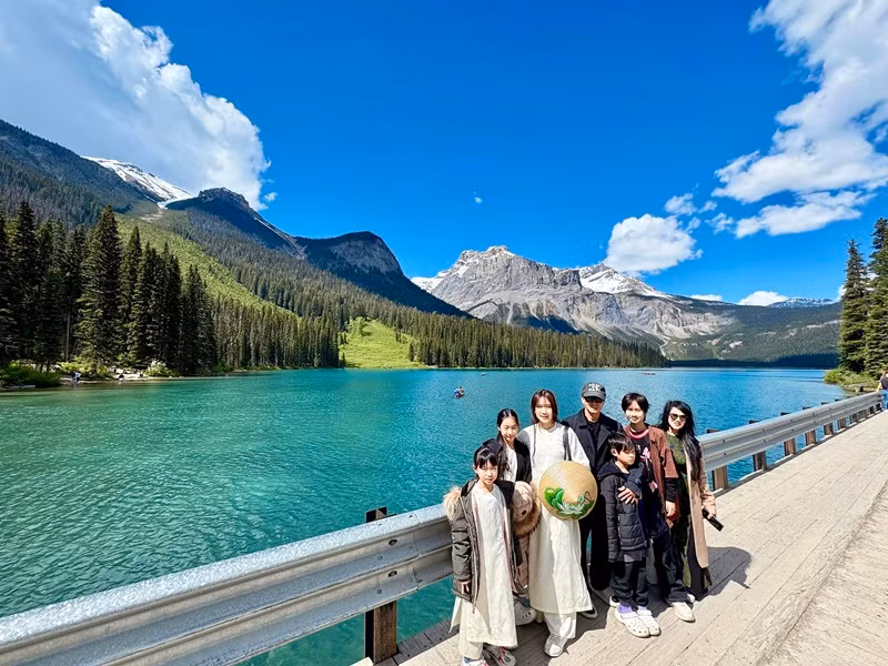 Hai con gái của Lý Hải cũng diện áo dài.