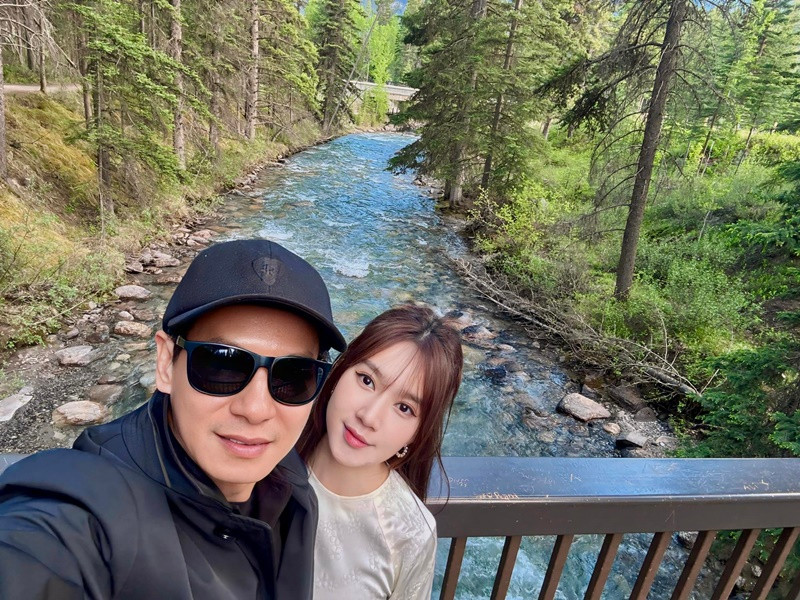 Vợ chồng nam đạo diễn đi du lịch trong chuyến công tác quảng bá phim Lật mặt 7: Một điều ước chiếu tại nước ngoài.