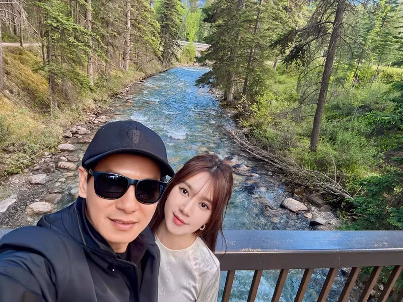 Vợ chồng nam đạo diễn đi du lịch trong chuyến công tác quảng bá phim Lật mặt 7: Một điều ước chiếu tại nước ngoài.