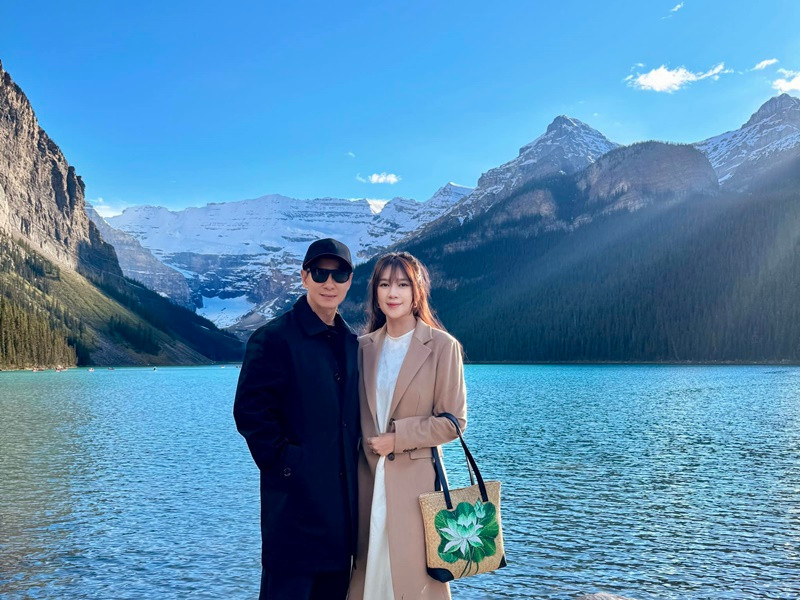 Minh Hà - Lý Hải tình tứ trong chuyến du lịch.