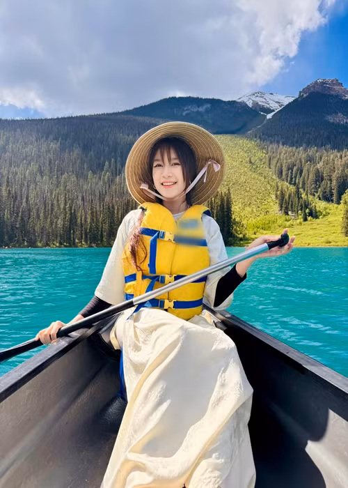 Minh Hà diện áo dài, đội nón lá trong chuyến đi.