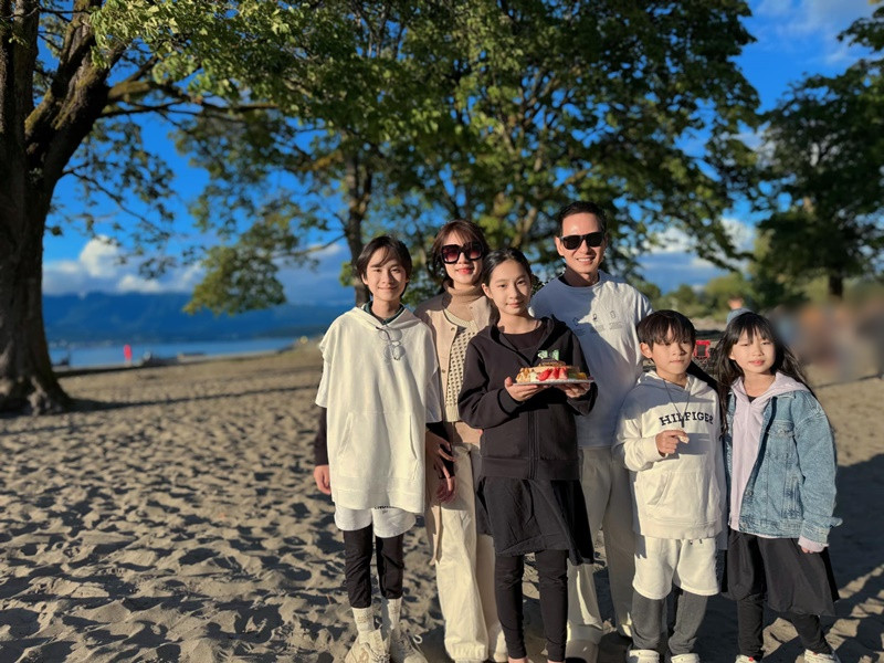 Đúng dịp nghỉ hè, các con của Lý Hải theo bố mẹ sang nước ngoài.