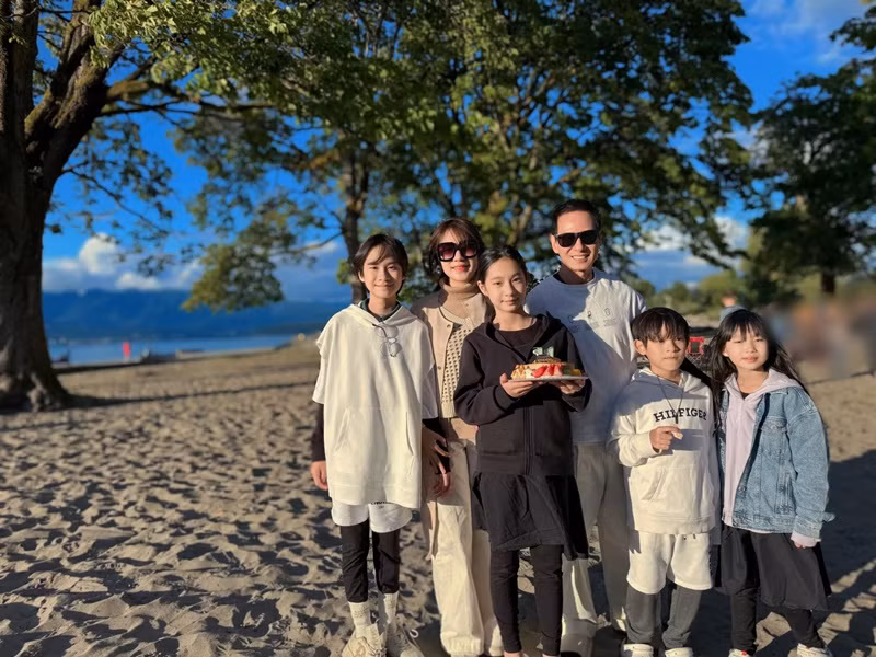 Đúng dịp nghỉ hè, các con của Lý Hải theo bố mẹ sang nước ngoài.