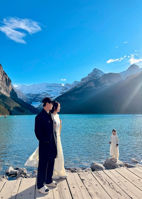 Gia đình nam đạo diễn chèo thuyền, đi bộ cùng nhau.