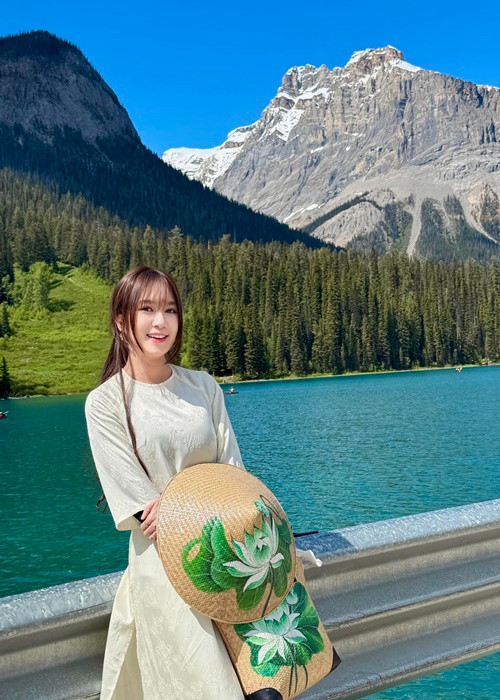 Vợ Lý Hải vui khi được người nước ngoài nhận ra đến từ Việt Nam.