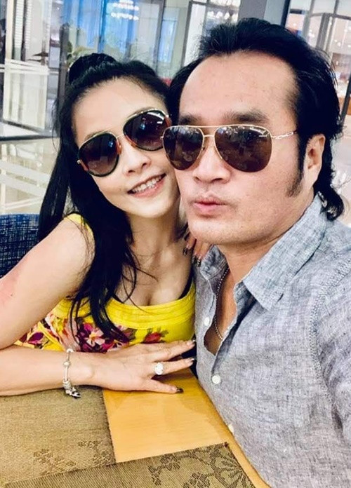 Kiều Oanh tái hôn cùng danh hài Lê Huỳnh năm 2007. Đến năm 2013, nữ diễn viên ly hôn chồng khi cả hai đã có con chung. Sau đó, Kiều Oanh gắn bó với nghệ sĩ cải lương Hoàng Nhất (trong ảnh).