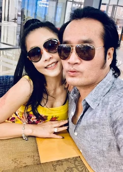 Kiều Oanh tái hôn cùng danh hài Lê Huỳnh năm 2007. Đến năm 2013, nữ diễn viên ly hôn chồng khi cả hai đã có con chung. Sau đó, Kiều Oanh gắn bó với nghệ sĩ cải lương Hoàng Nhất (trong ảnh).