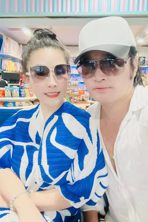 “Cảm ơn vợ đã sinh ra đứa con rất là dễ thương, thông minh. Cảm ơn bà xã thời gian qua lo lắng cho anh rất nhiều về công việc cũng như nghề nghiệp, làm cho anh rất tự tin trong cuộc sống”, Pháp Luật TP HCM dẫn lời Hoàng Nhất.