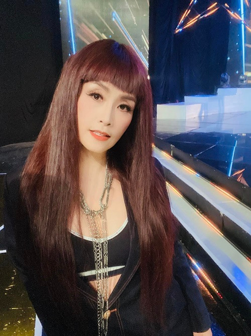 Kể từ khi gắn bó với Hoàng Nhất, nữ diễn viên ít diễn hài để đi hát tân cổ giao duyên cùng chồng.