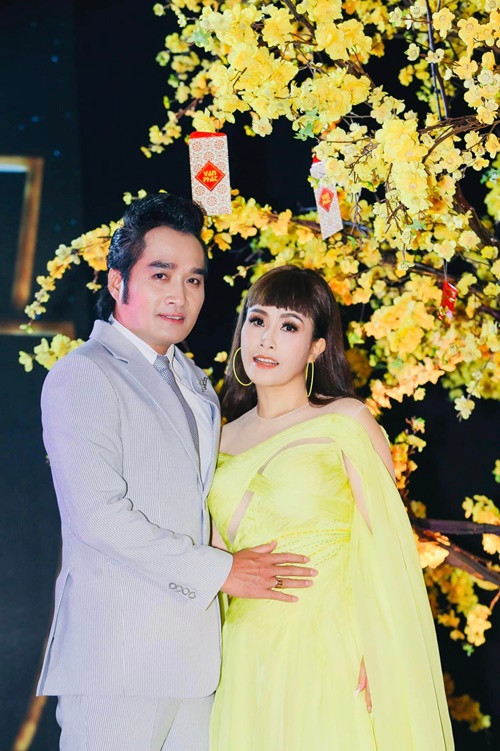 Năm 2018, Kiều Oanh và Hoàng Nhất đón con gái chung chào đời. Nữ diễn viên cho biết, chồng còn yêu thương con riêng của cô như con ruột.