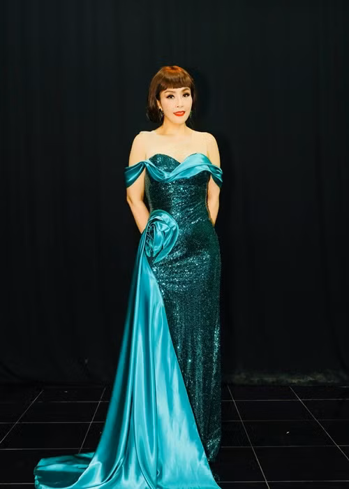 Ở tuổi 50, Kiều Oanh vẫn trẻ trung, gợi cảm.