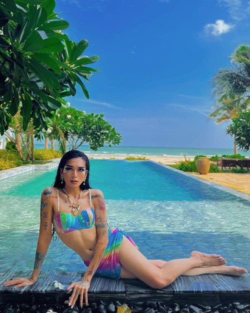 BB Trần diện áo tắm đầy gợi cảm.