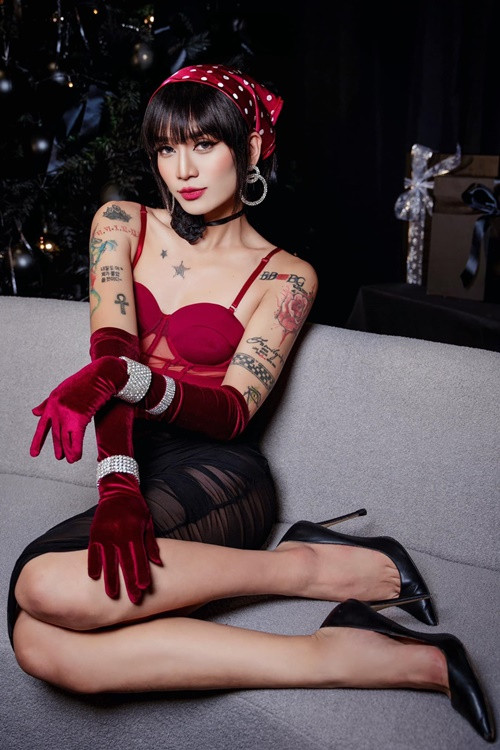 Nam diễn viên giả gái rất thuyết phục nhờ sở hữu khuôn miệng nhỏ, vóc dáng thon gọn.