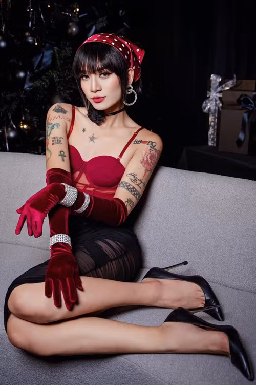 Nam diễn viên giả gái rất thuyết phục nhờ sở hữu khuôn miệng nhỏ, vóc dáng thon gọn.