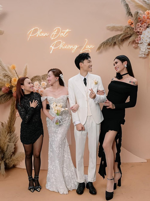 Nam diễn viên mặc váy đến dự đám cưới của Phương Lan.