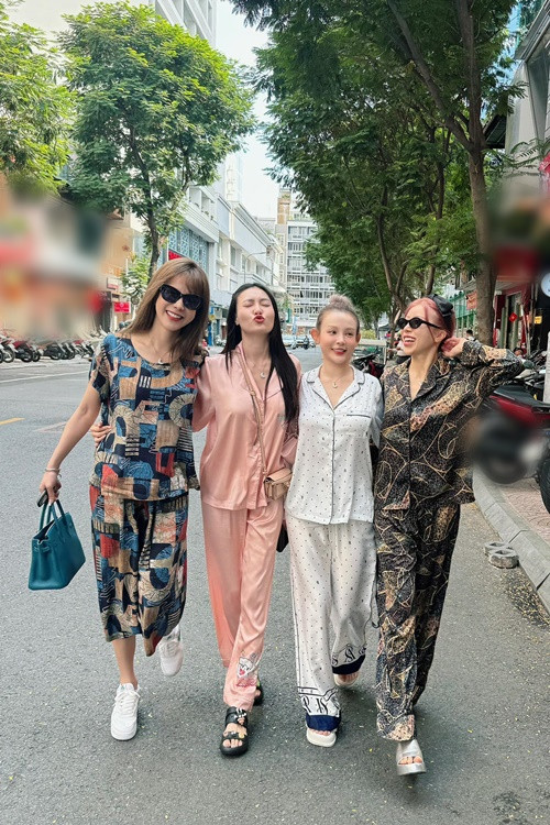 Mới đây, các thành viên trong nhóm Lunas diện đồ bộ dạo phố.