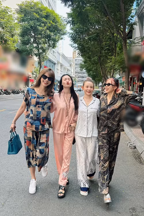 Mới đây, các thành viên trong nhóm Lunas diện đồ bộ dạo phố.