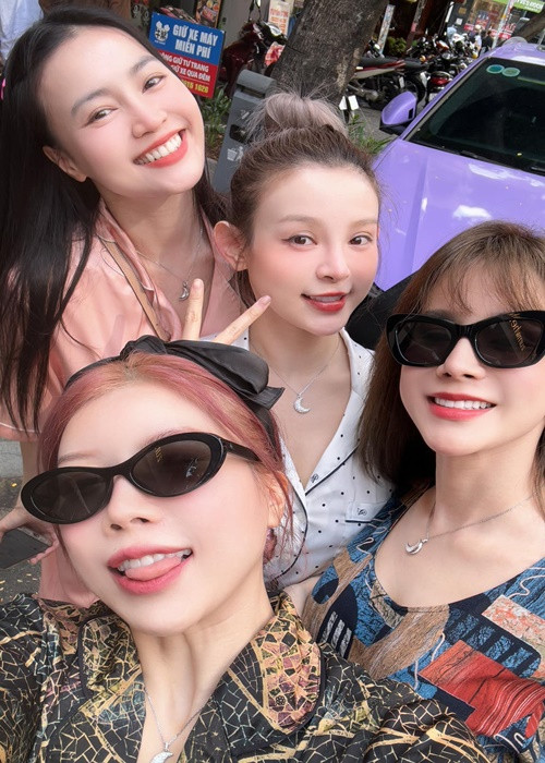 Lan Ngọc rất thích mặc đồ bộ. Cô từng diện trang phục này khi ra sân bay, đi từ thiện.