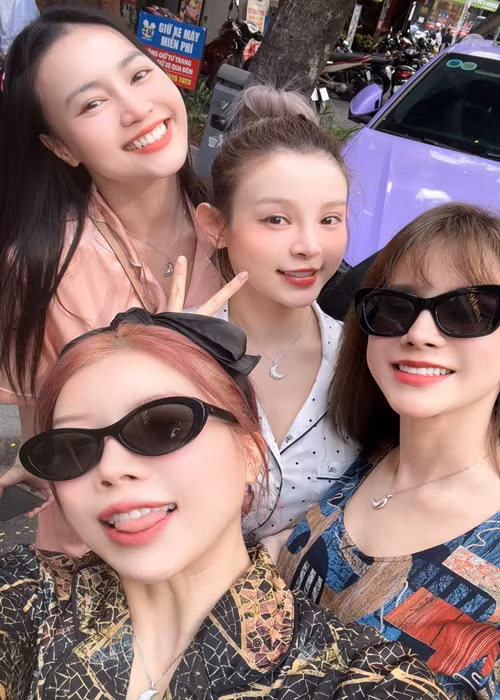 Lan Ngọc rất thích mặc đồ bộ. Cô từng diện trang phục này khi ra sân bay, đi từ thiện.