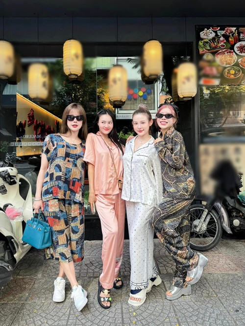 Lan Ngọc xinh rạng ngời khi diện đồ bộ bên Trang Pháp, Huyền Baby và Diệp Lâm Anh.