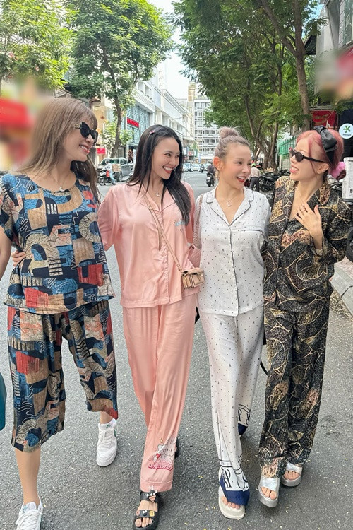  Ninh Dương Lan Ngọc (thứ hai bên trái), Trang Pháp, Huyền Baby, Diệp Lâm Anh và Khổng Tú Quỳnh đang hoạt động trong nhóm nhạc Lunas.