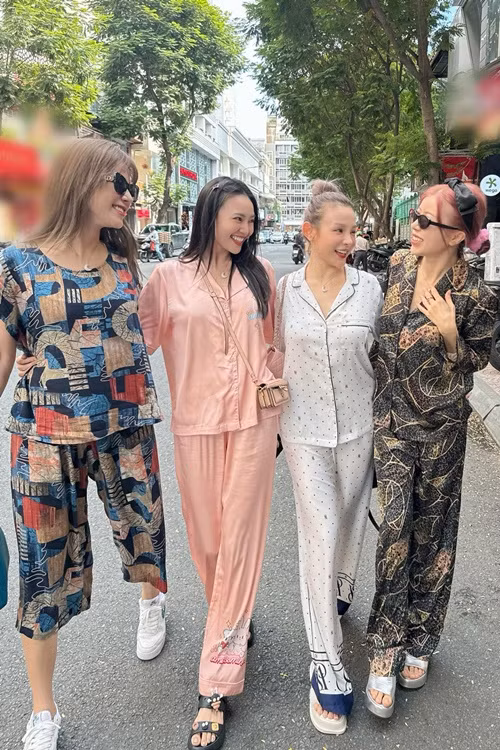  Ninh Dương Lan Ngọc (thứ hai bên trái), Trang Pháp, Huyền Baby, Diệp Lâm Anh và Khổng Tú Quỳnh đang hoạt động trong nhóm nhạc Lunas.