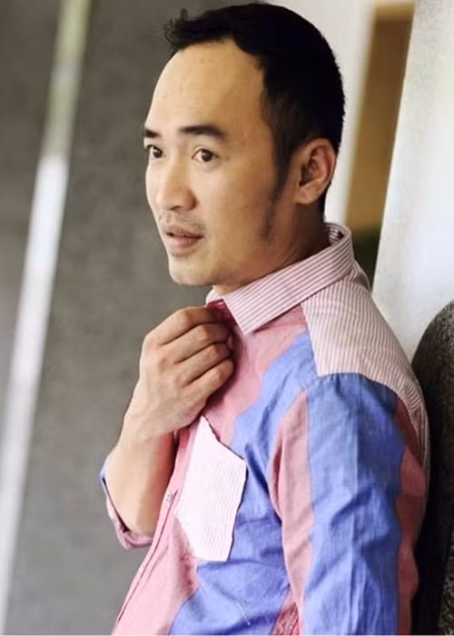 Tiến Luật sinh ra trong gia đình có bố mẹ là công nhân. Khi gia đình chuyển sang kinh doanh, nam nghệ sĩ có nhiều thói hư, tật xấu như đánh nhau, đua xe, bỏ học. Ảnh: FBNV.