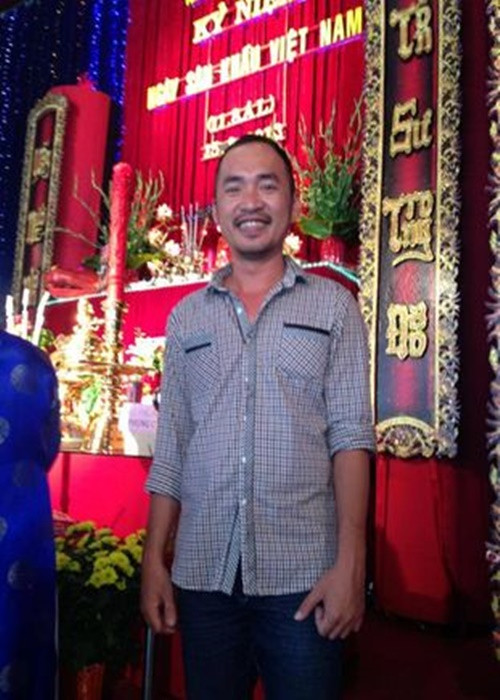 Theo Đời Sống Pháp Luật, thời mới lập nghiệp, Tiến Luật không có tiền đổ xăng, từng phải vá bánh xe 5 lần trên đường đến sân khấu tập diễn vì vỏ bánh xe quá mòn. Ảnh: FBNV.