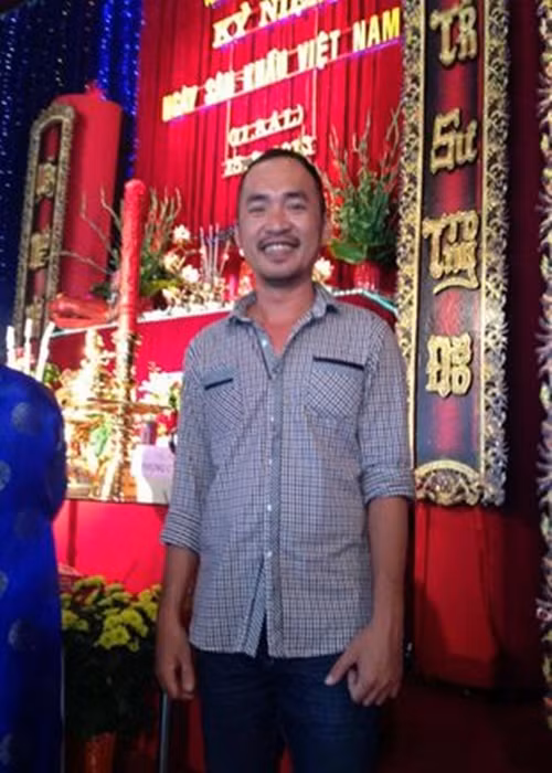 Theo Đời Sống Pháp Luật, thời mới lập nghiệp, Tiến Luật không có tiền đổ xăng, từng phải vá bánh xe 5 lần trên đường đến sân khấu tập diễn vì vỏ bánh xe quá mòn. Ảnh: FBNV.