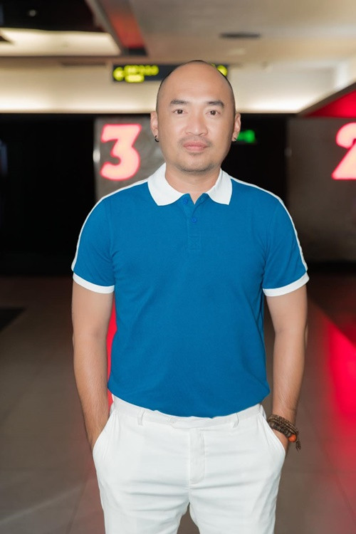 Mẹ của Tiến Luật nhiều lần khóc, tưởng như bị mù mắt. Thậm chí, mẹ của Tiến Luật từng van lạy con đừng bỏ nhà đi bụi. Ảnh: FBNV.