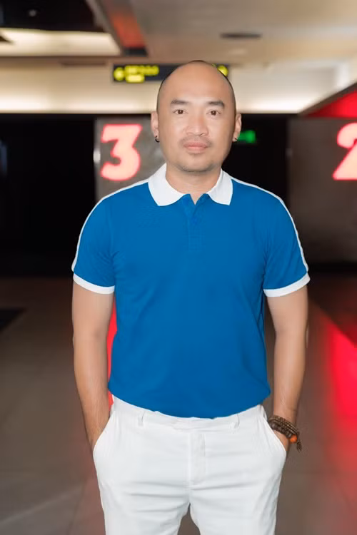 Mẹ của Tiến Luật nhiều lần khóc, tưởng như bị mù mắt. Thậm chí, mẹ của Tiến Luật từng van lạy con đừng bỏ nhà đi bụi. Ảnh: FBNV.