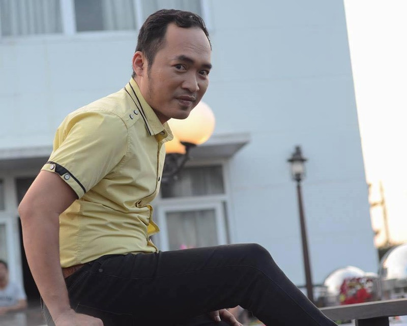 Nam diễn viên nhớ lại, khi đóng vai quần chúng trong phim Hàn Mặc Tử, anh mừng đến mất ngủ. “Tôi chuẩn bị cắt tóc, đổ xăng chạy đến nơi, sau đó đợi từ 5h30 sáng đến 4h chiều mà vẫn rất vui vẻ chỉ để quay xong cảnh quỳ trong nhà thờ”, Tiến Luật kể. Ảnh: FBNV.