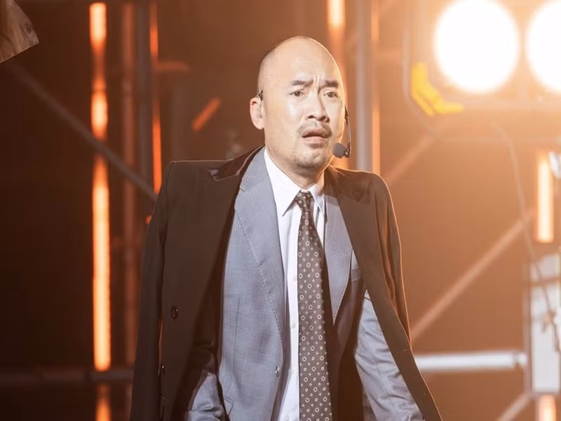 Trong tập 2 Anh trai vượt ngàn chông gai, Tiến Luật khiến khán giả cười nghiêng ngả bởi gương mặt nghiêm túc của anh khi thể hiện bài hát buồn Tình em là đại dương. Ảnh: Vietnamnet.