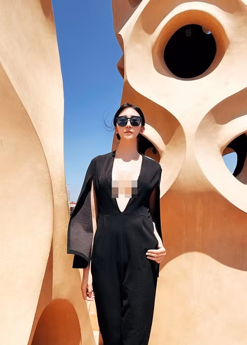 Mới đây, hot girl Đài Loan Esther Cheng đăng loạt ảnh đi du lịch. Cô nàng diện những thiết kế xẻ hun hút, thậm chí sâu đến tận rốn.