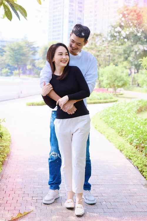 Đức Thắng - chồng Bảo Thanh rời ngành công an, chuyển sang kinh doanh để có nhiều thời gian hơn dành cho gia đình, hỗ trợ Bảo Thanh hoạt động nghệ thuật.