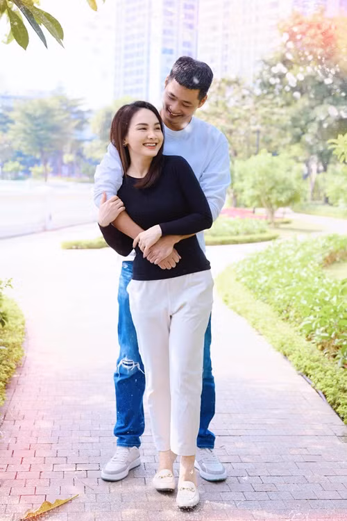 Đức Thắng - chồng Bảo Thanh rời ngành công an, chuyển sang kinh doanh để có nhiều thời gian hơn dành cho gia đình, hỗ trợ Bảo Thanh hoạt động nghệ thuật.