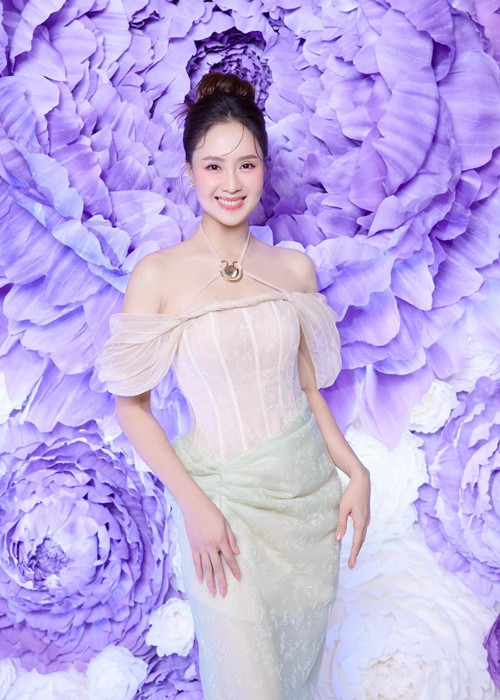 Hồng Diễm giữ được vẻ trẻ trung, gợi cảm dù từng hai lần sinh nở. Ảnh: FB Hồng Diễm.