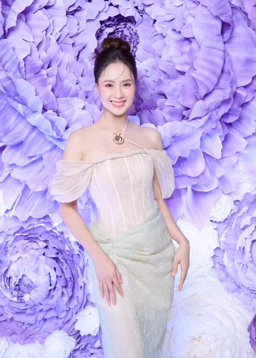 Hồng Diễm giữ được vẻ trẻ trung, gợi cảm dù từng hai lần sinh nở. Ảnh: FB Hồng Diễm.